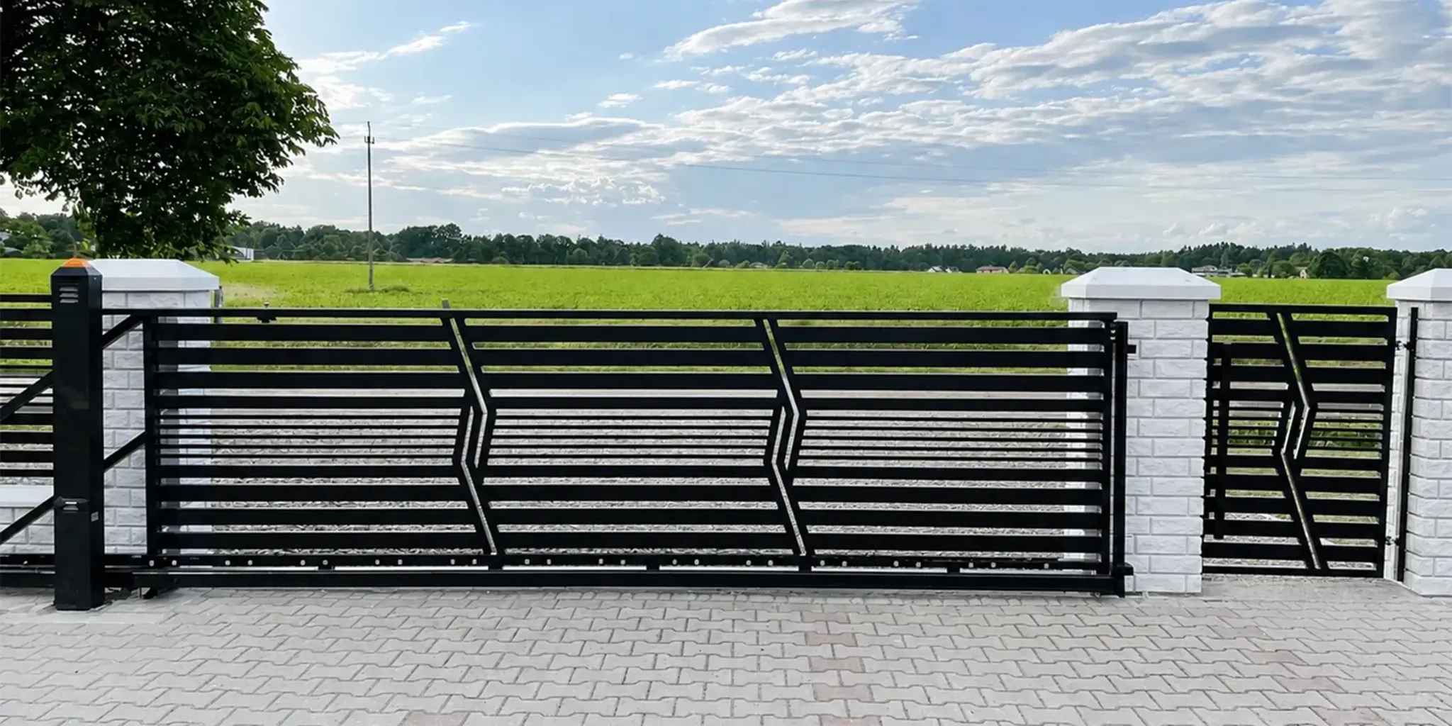 Nowoczesne stalowe ogrodzenie z bramą przesuwną wykonane przez MetaloKreatywni