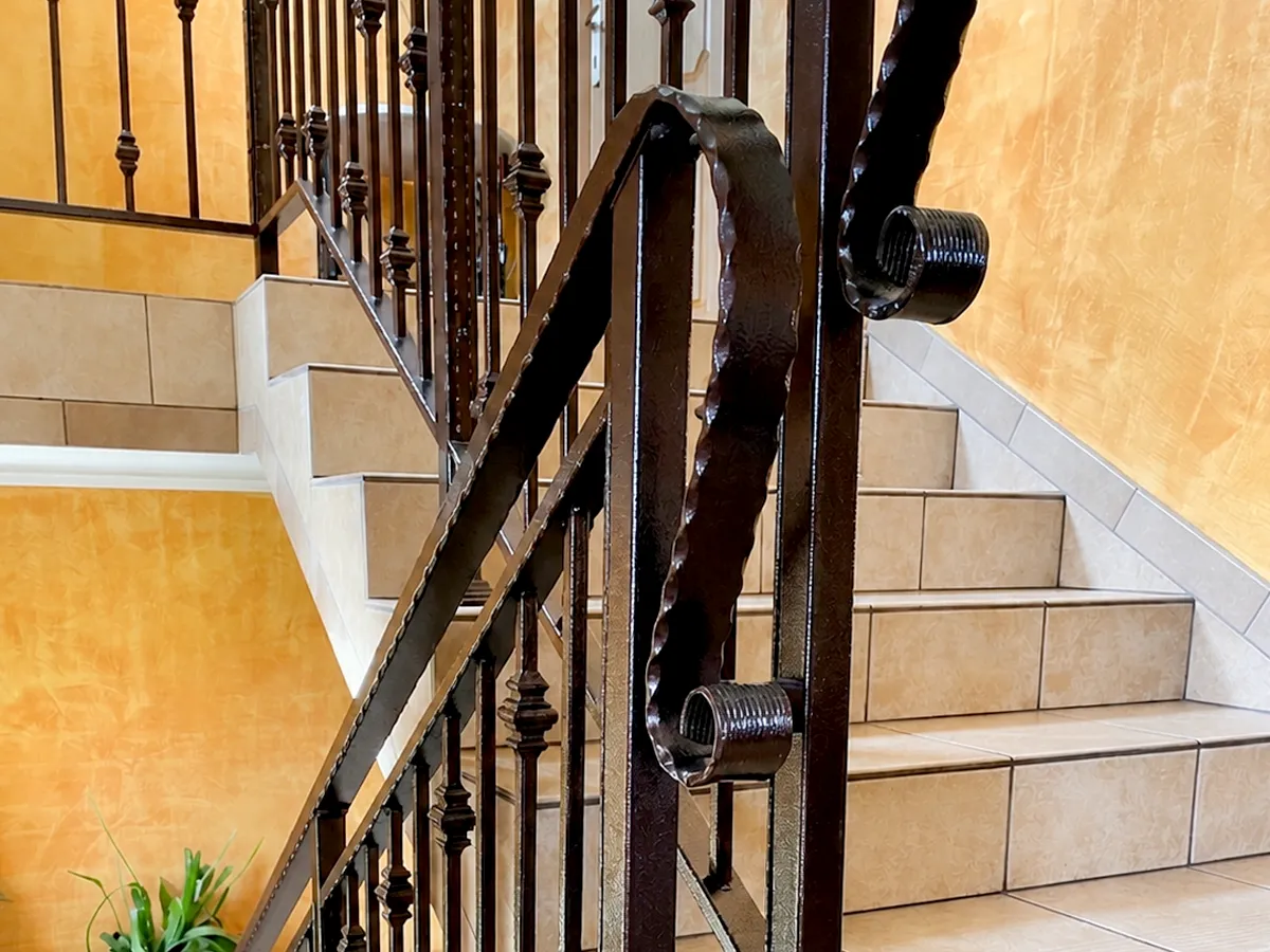 Detal klasycznej kutej balustrady przy schodach wewnętrznych