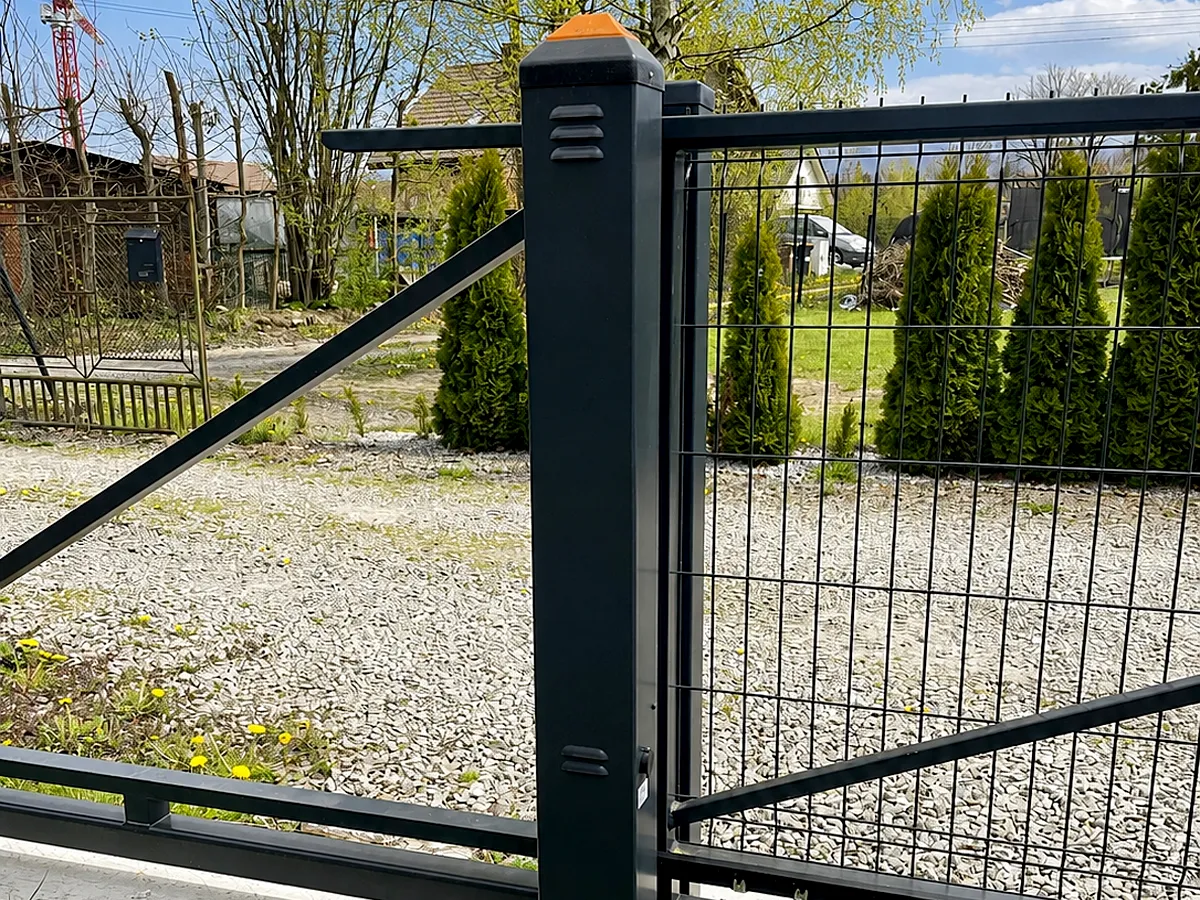 Detal stalowej bramy z panelem 3D i masywnym słupkiem