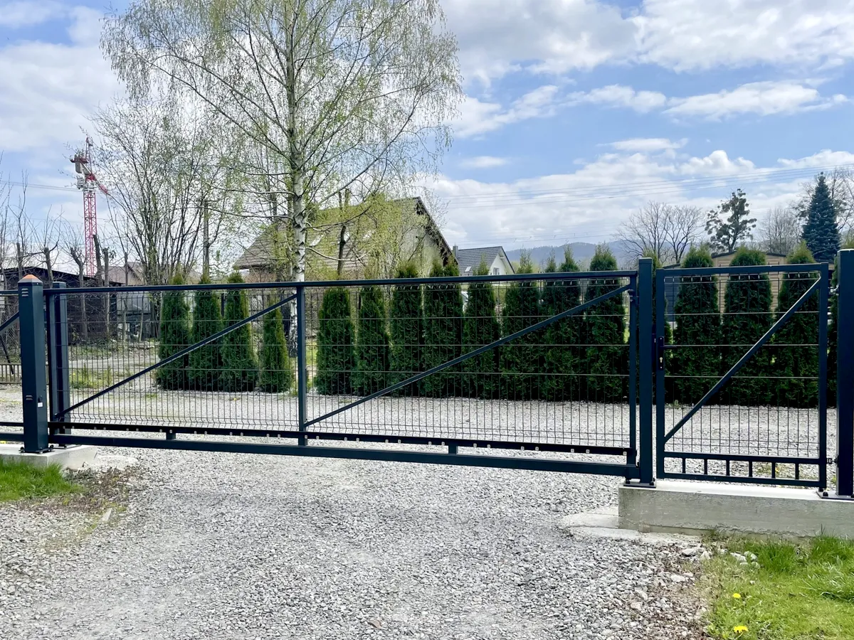 Szeroka brama przesuwna z wypełnieniem panelem 3D