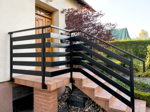 Zewnętrzna balustrada schodowa z poziomymi profilami i drewnianym detalem