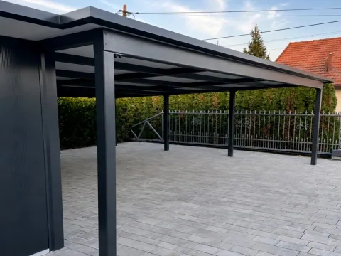 Nowoczesna stalowa wiata samochodowa z płaskim dachem